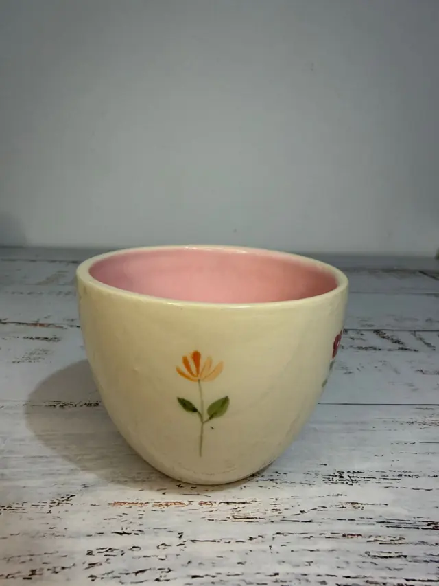 Bowl de cerámica artesanal con diseños de flores