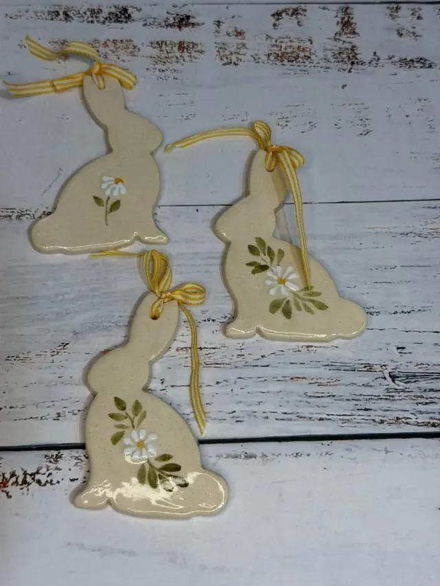 Conejitos de cerámica con diseño de margarita
