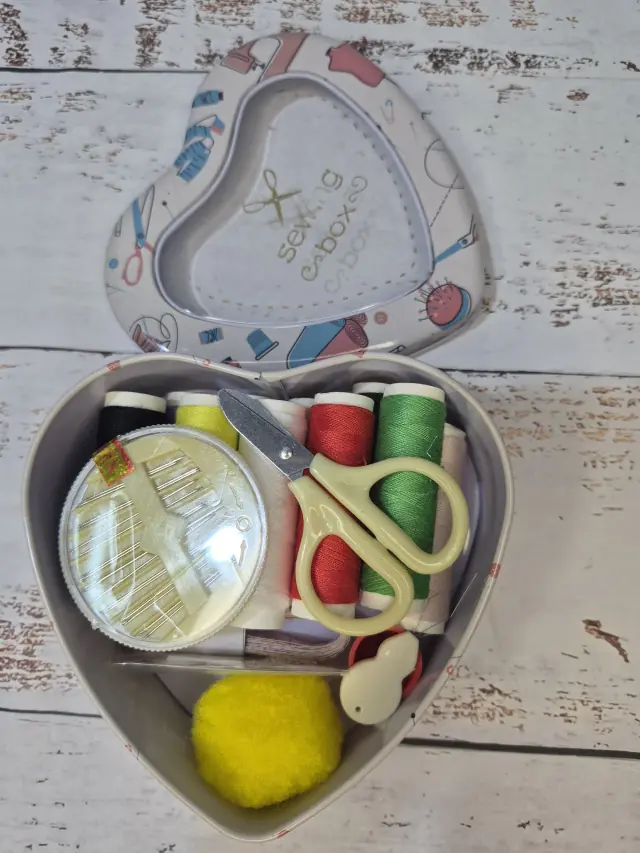 Costurero en Lata con Forma de Corazón