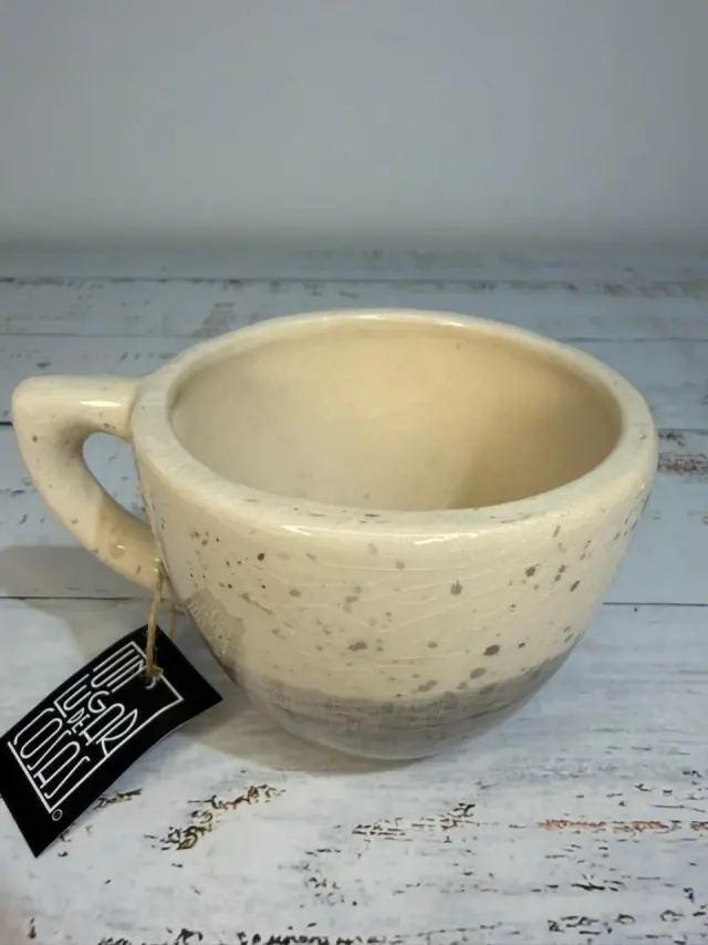 Taza de cerámica artesanal
